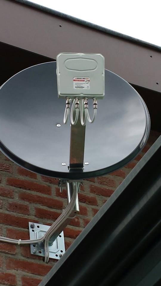 ASAT schotelinstallatie met triple LNB aan een bakstenen woning